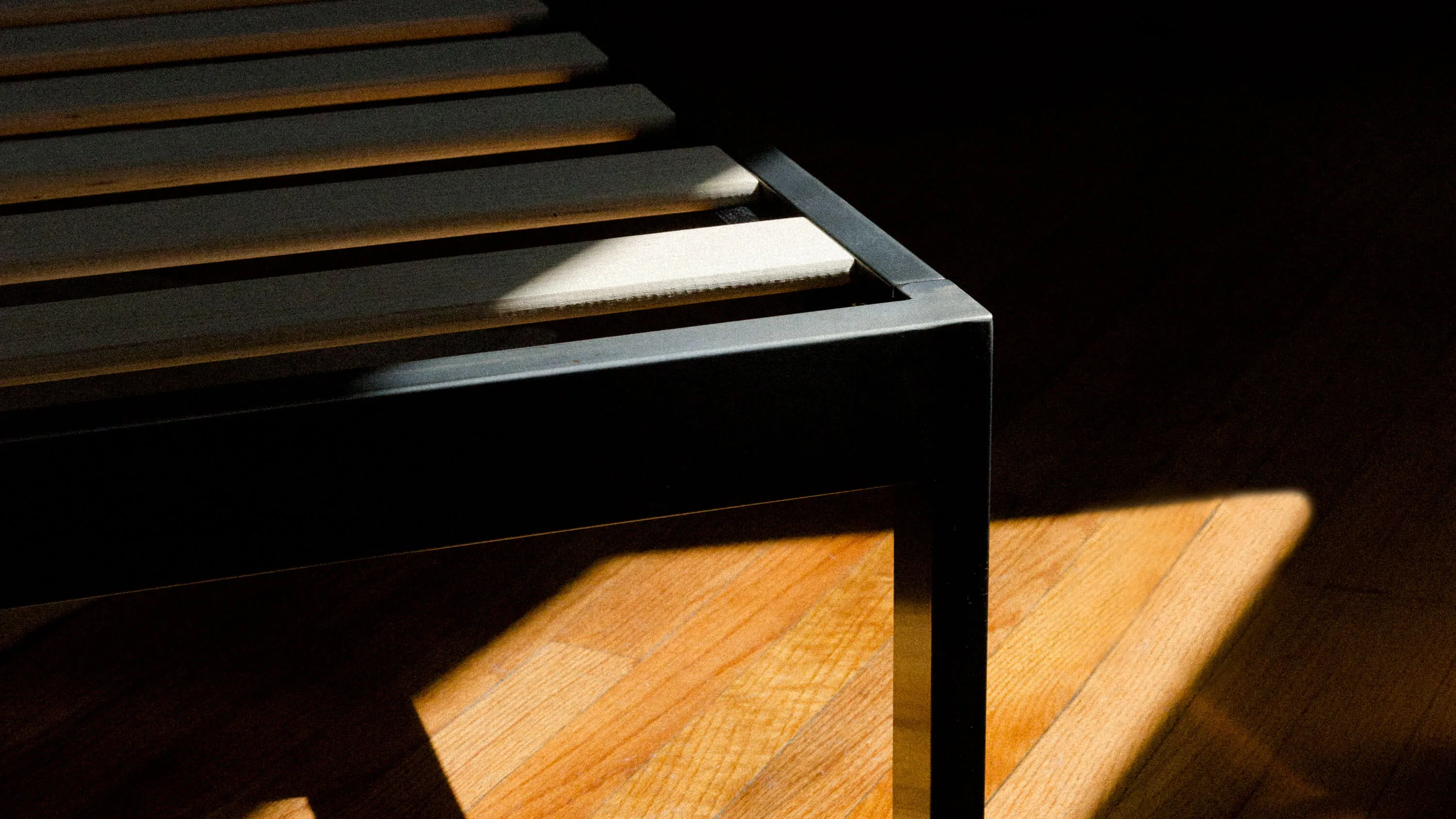 Mínimo Industrial Gunmetal® - Steel Bed Frame